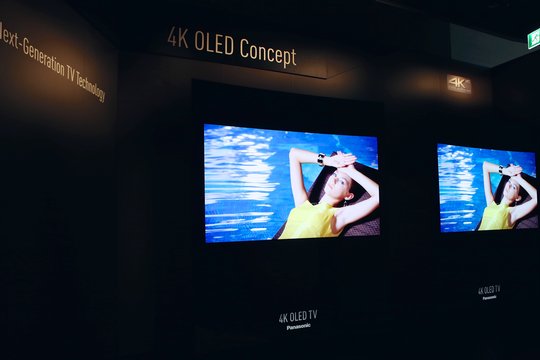 OLED-TVs werden hingegen seit Jahren nur als Prototypen ausgestellt. Die Marktreife ist noch nicht erreicht. Zu teuer in der Produktion und zu wenig langlebig sind die Geräte bislang.